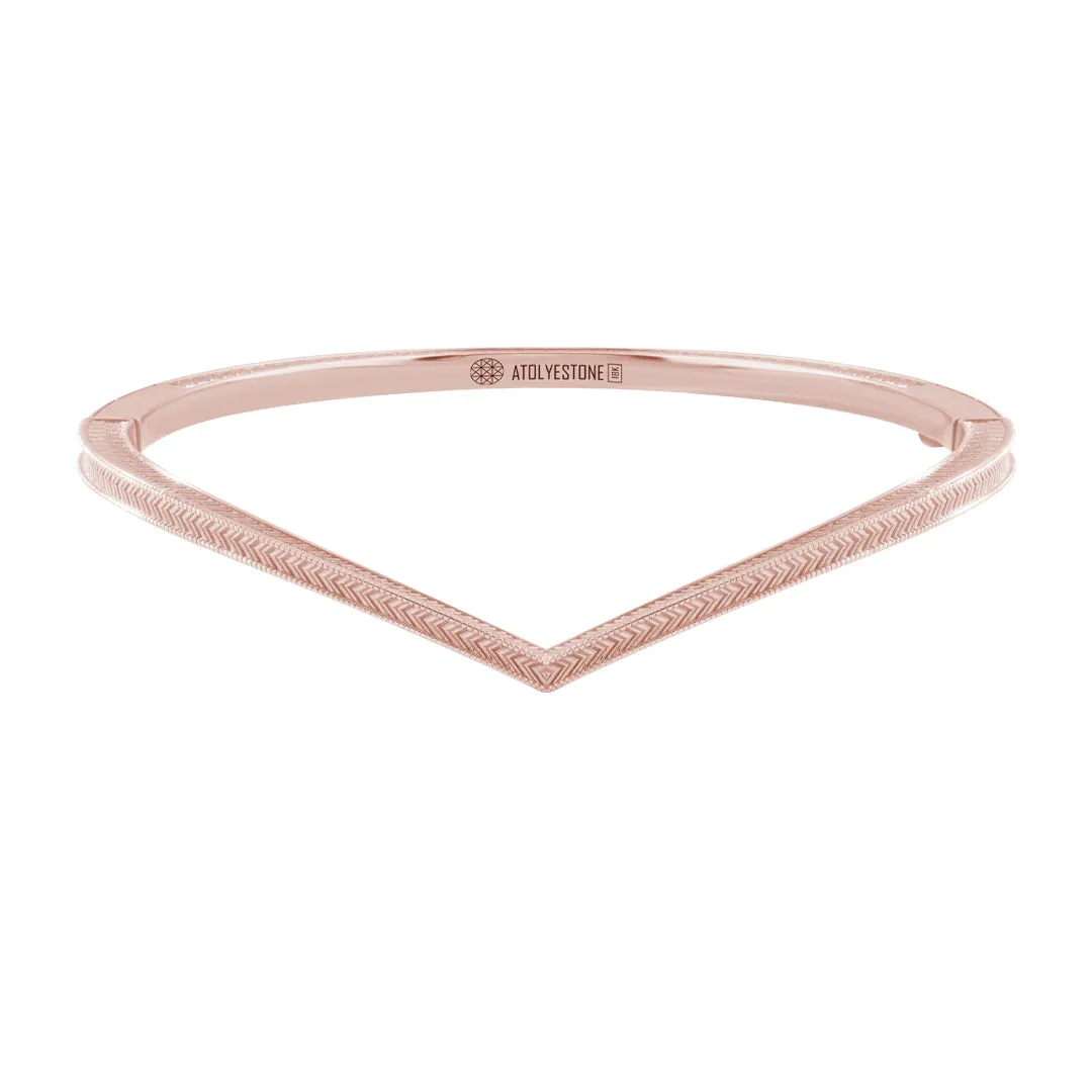 Signature Arrow Curve Bangle in Gold