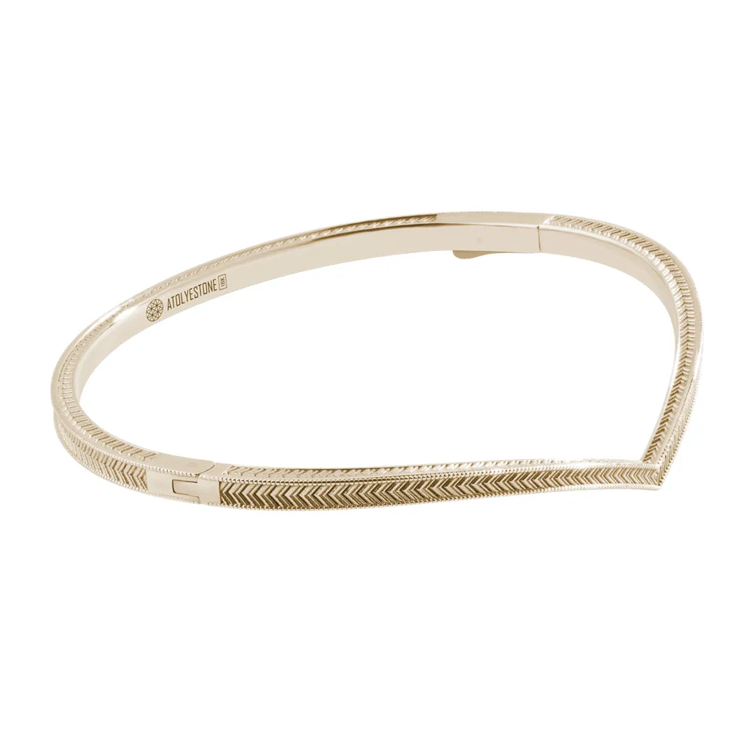 Signature Arrow Curve Bangle in Gold